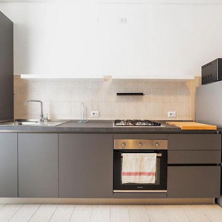 Roomy Apartment Close To Subway M5! Милано Екстериор снимка